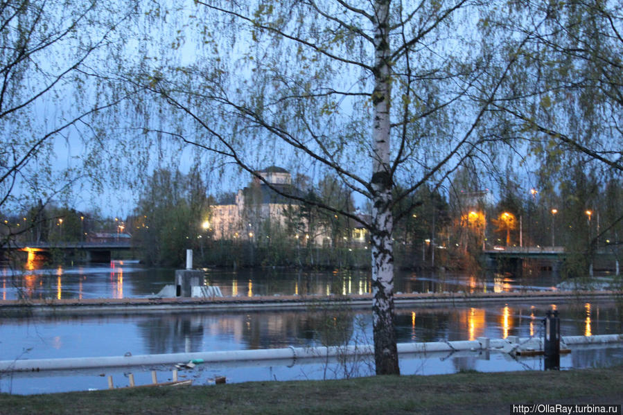 Вечер на реке Пиелисйоки. Такой вот парк-набережная вдоль реки в самом центре. Йоэнсуу, Финляндия