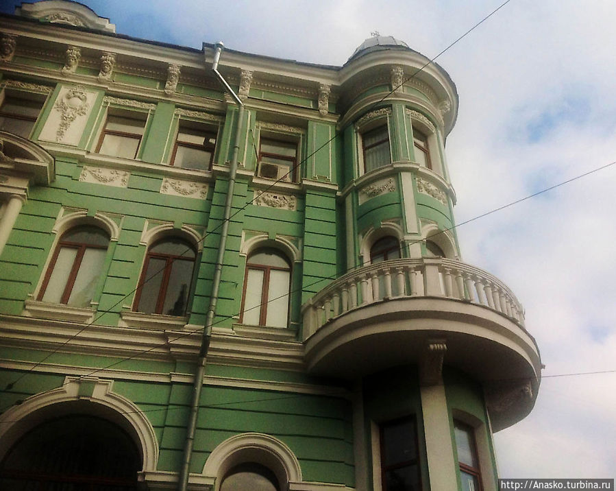 Братский дом Успенского собора изначально был гостиницей для приезжающих лиц духовного звания.Сейчас здание занимают различные учреждения и организации.
 На первом этаже находился один из старейших часовых магазинов Харькова 