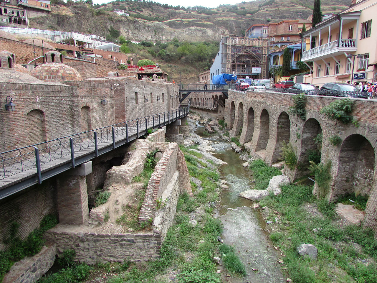 V tbilisi. Абанотубани водопад Тбилиси. Серные бани Тбилиси водопад. Серные источники в Грузии Тбилиси. Термы в Тбилиси.