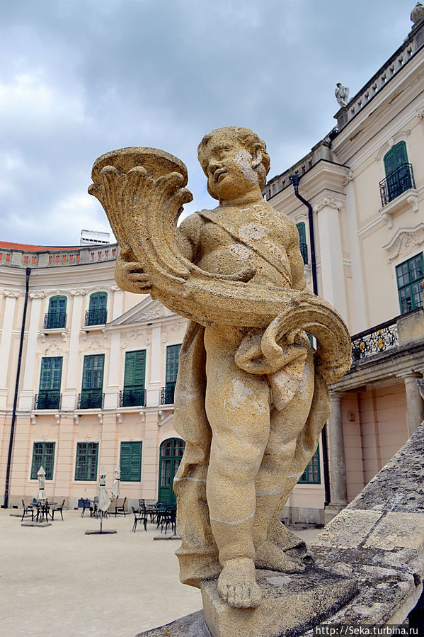 Одна из скульптур, украшающих парадную лестницу Фертёд, Венгрия