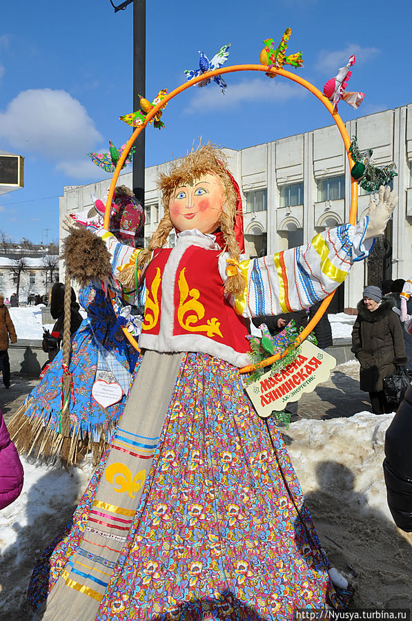 Главная Масленица страны. Куклы-масленицы на ул.Андропова. Ярославль, Россия