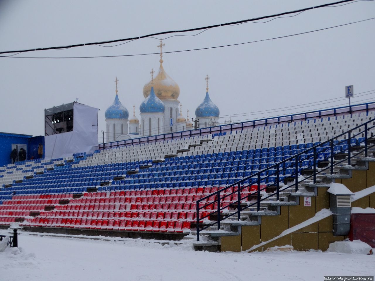 Трибуны ждут зрителей. Южно-Сахалинск, Россия