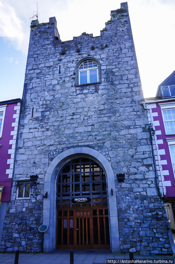 Замок Кирни (Kearney’s Castle), построен в пятнадцатом веке, сейчас в нём отель, что есть нормальная ситуация для Ирландии. Кашел, Ирландия