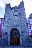 Замок Кирни (Kearney’s Castle), построен в пятнадцатом веке, сейчас в нём отель, что есть нормальная ситуация для Ирландии.