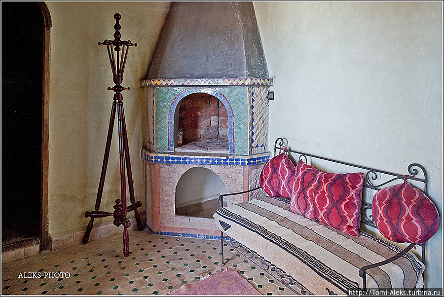 Это тоже интерьер номера. Похоже, камин самый настоящий. Собственно, мы здесь поспали, поели на веранде с видом на океан, и двинули дальше по нашему маршруту...
*