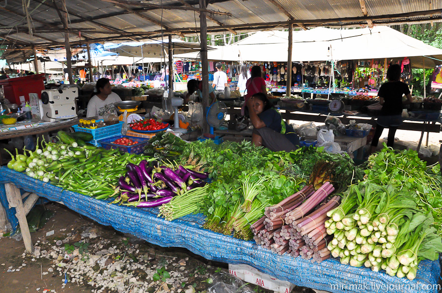 Как и во всей Азии, в Таиланде основными продуктами являются овощи и зелень.