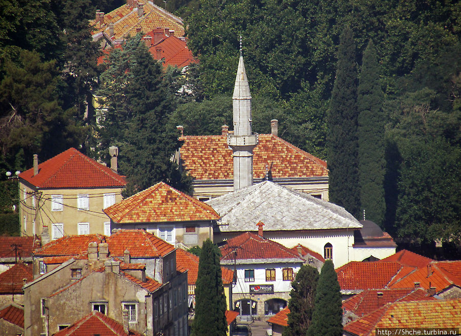 Минарет мечети Осман-паши (18 век) в старом городе Требинье, Босния и Герцеговина