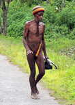В таком виде можно ходить и по городу. Папуасский джентльмен.