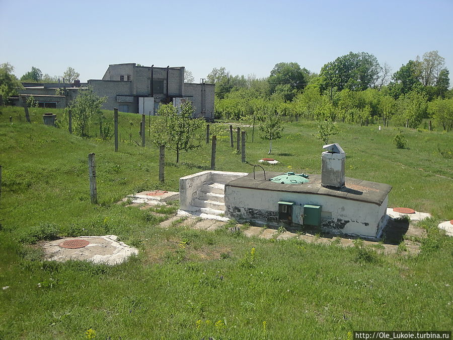 Все объекты на территории не имеют внешних дверей. Перемещение только под землей
