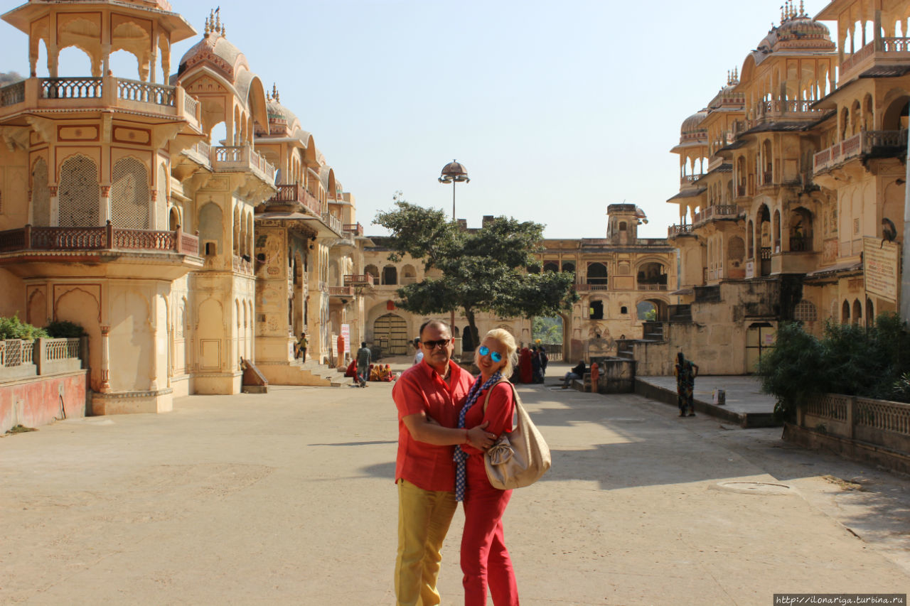 Индия. Джайпур.
Что-то очень приторное есть в этом фото, но уж какое есть... Зато комплект налицо:)