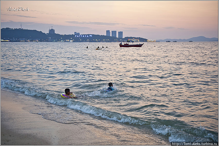 Взрослые часто предпочитают просто посидеть на берегу, а дети — с удовольствием купаются...
*