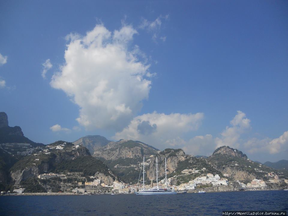 От Positano до Amalfi и Atrani — вид с моря Амальфи, Италия