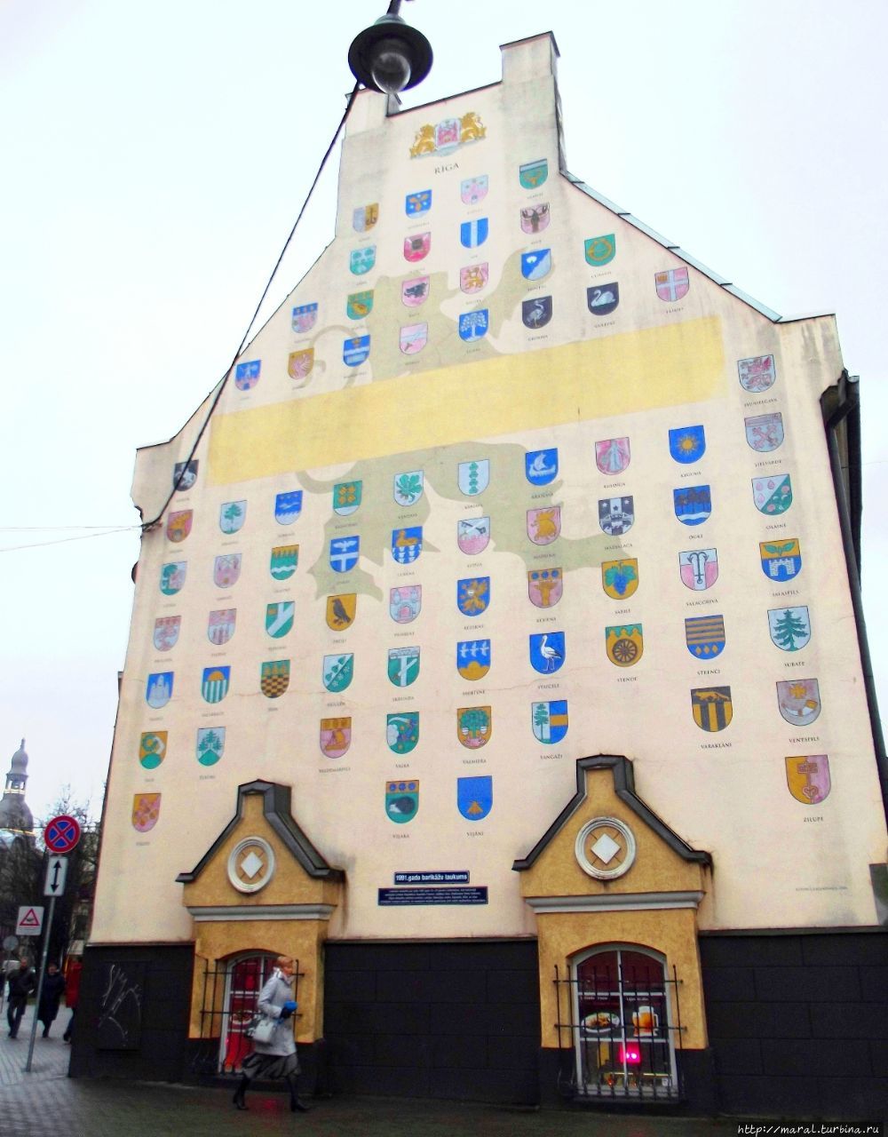 Дом с 77 гербами латвийских городов в Старой Риге Рига, Латвия