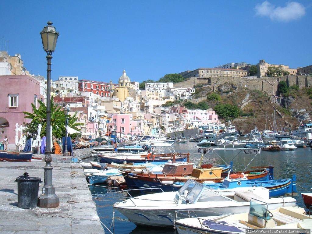 Остров Procida: маршрут порт Marina Grande-пляж Lingua