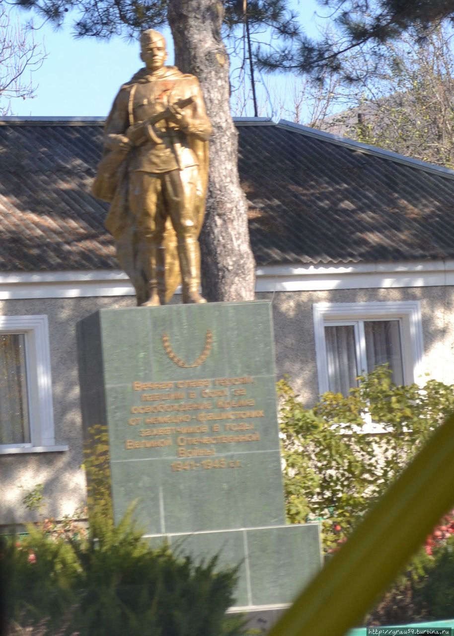 Памятник на братской могиле советских воинов / Monument on the fraternal grave of Soviet soldiers