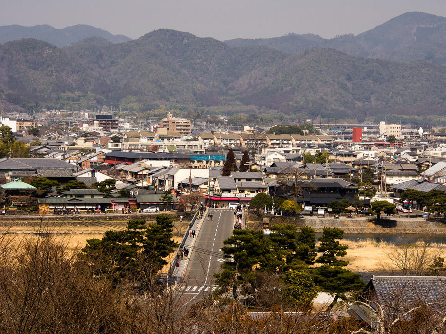 Храм известен смотровой площадкой, с которой открываются хорошие виды на Киото.