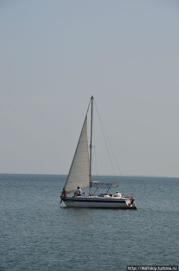 На яхте по Черному морю в Керчи