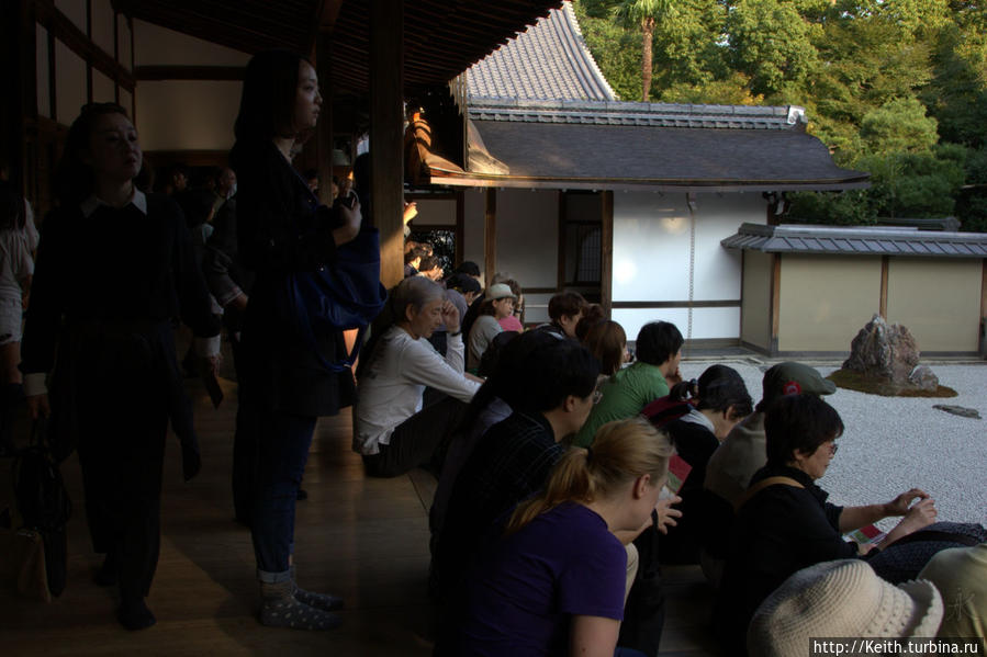 И туристы в Рёандзи... Киото, Япония