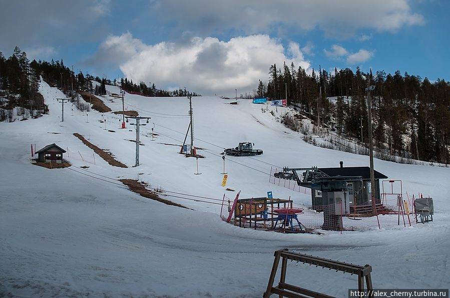 Вот невысокая сопка и склоны