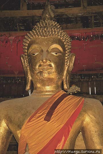 Храм Монастыря Ват Висуналат. Главный алтарь с игурой Будды. Фото из интернета Луанг-Прабанг, Лаос