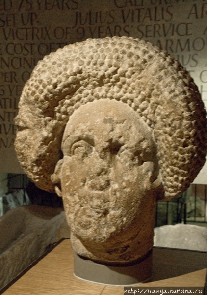 Каменная голова в Музее Римских терм в Бате. Фото из интернета Бат, Великобритания