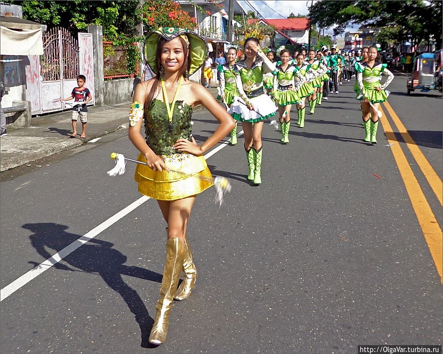 *Главная улица, до этого запруженная машинами, мгновенно изменилась, озарившись блеском золотого платья. Девушки были само совершенство, настолько изящны и грациозны, будто шагали по подиуму