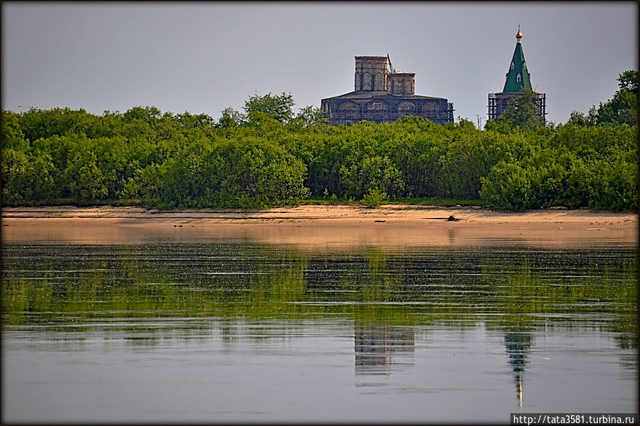 Вид с парома на Холмогорскую церковь Ломоносово, Россия