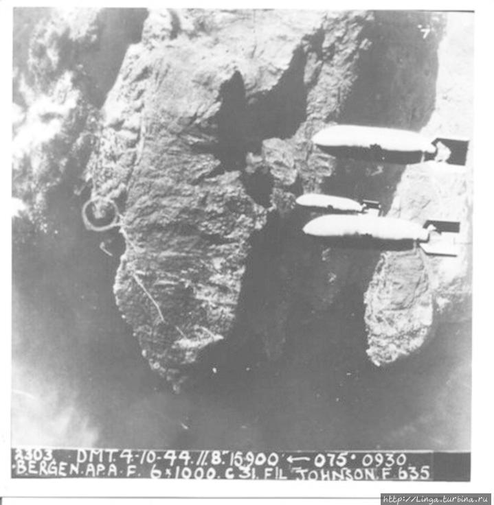 Бомбардировка бункера 4.10.1944, фото сделано с английского бомбардировщика Берген, Норвегия