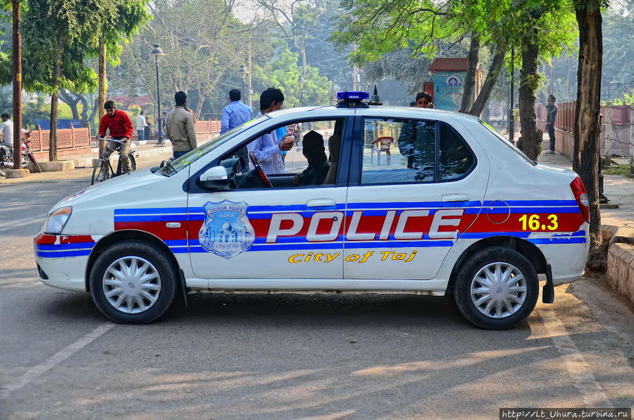 Агра. Полицейская машина Дели, Индия