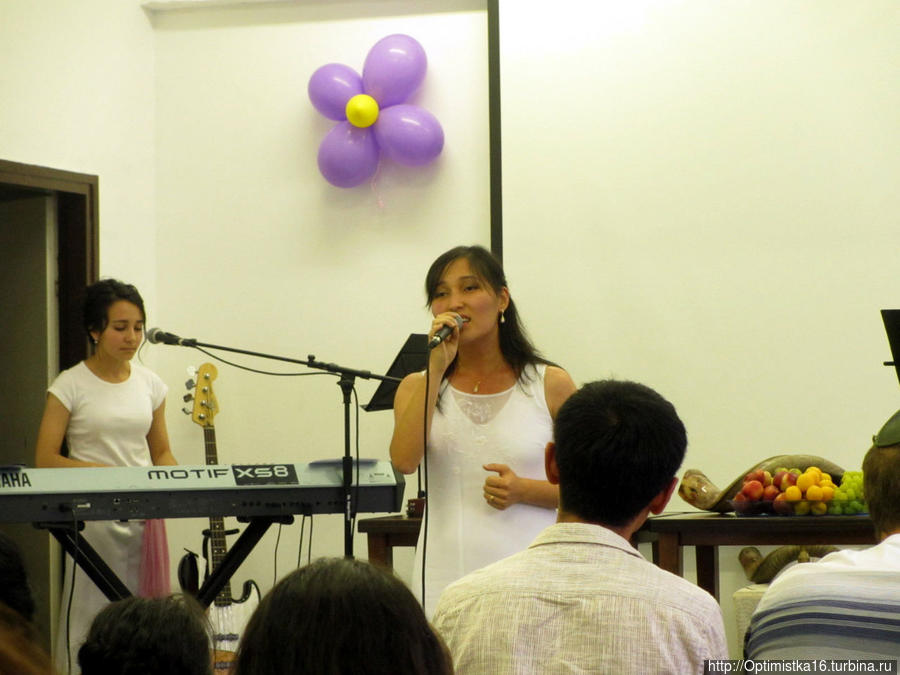 Девушка, приехавшая из Узбекистана, поет песню. Хайфа, Израиль