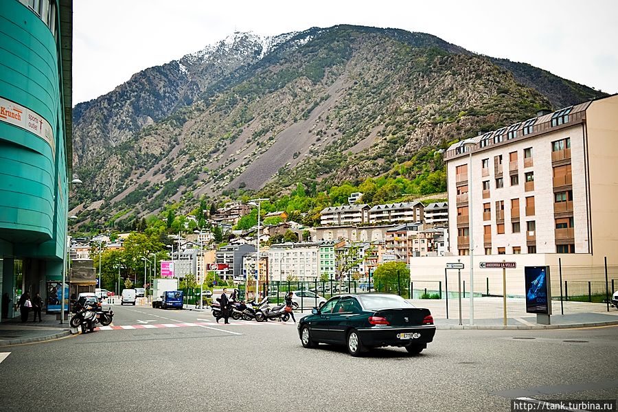 Припарковав машину в подземном паркинге, отправляемся на изучение города.