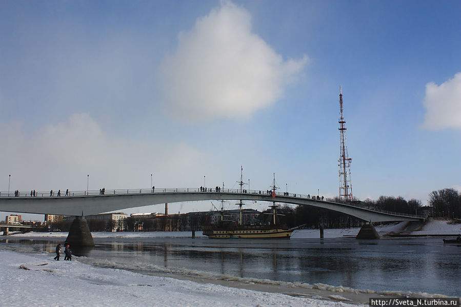 Вид на пешеходный мост Великий Новгород, Россия