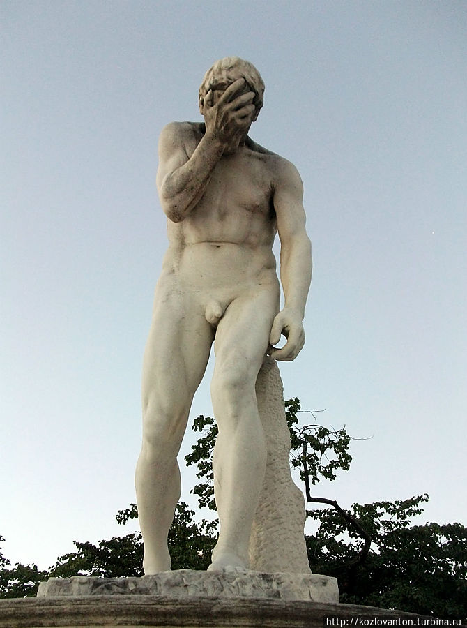 Скульптура большого Карэ Каин после убийства своего брата Авеля Анри Видаля. Мрамор. 1896 г. Париж, Франция