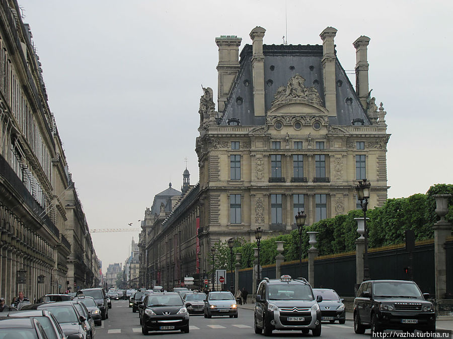 Улица Риволи рядом с парком. Париж, Франция