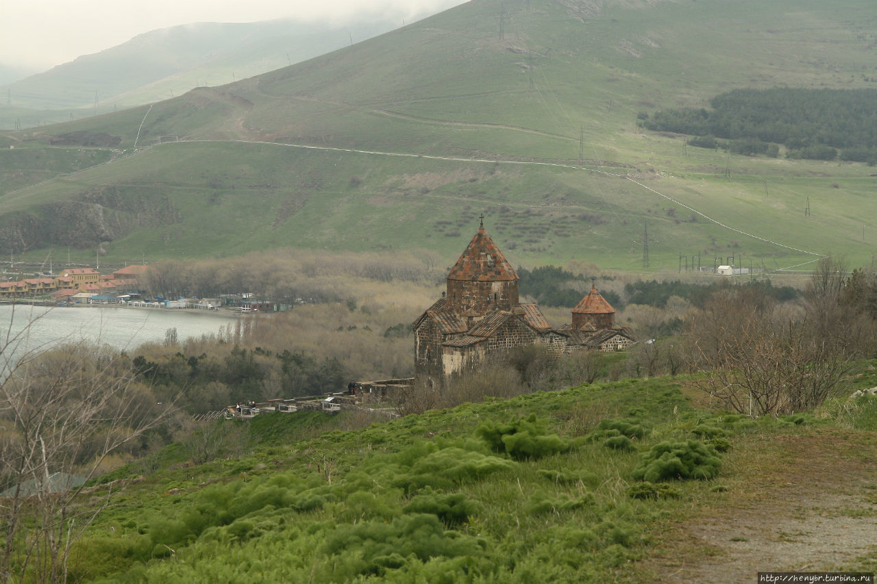 Севан в мае Озеро Севан Национальный Парк, Армения
