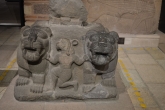 Герой с двумя львами. Постамент для статуи божества из Каркемиша.