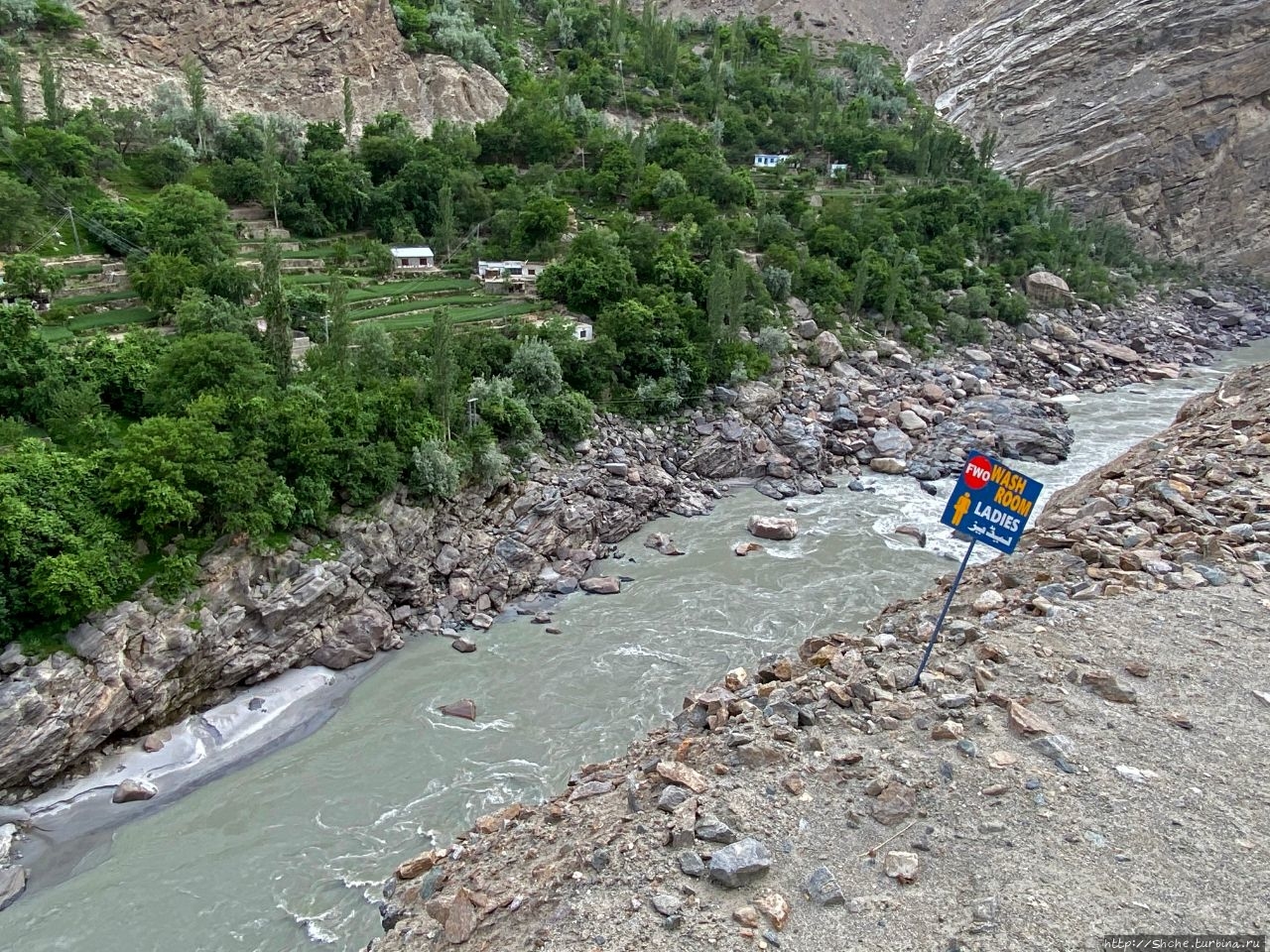 Доходчивые таблички на горном серпантине Балтистана Провинция Гилгит-Балтистан, Пакистан