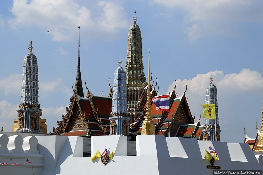 Вид на Храм Изумрудного Будды с улицы Бангкок, Таиланд