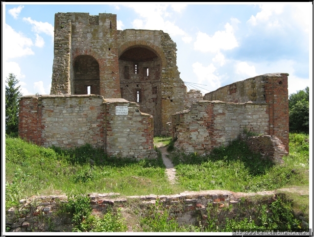 Это то, что осталось от храма XIV века после артиллерийских обстрелов. Фото из интернета. Великий Новгород, Россия