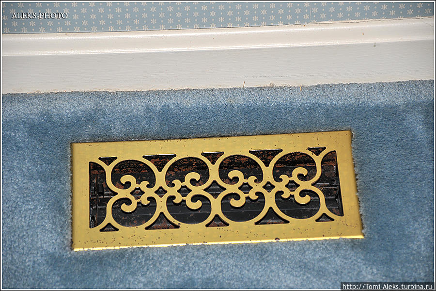 А это, что бы вы думали? Вентиляционная решетка в полу...
*