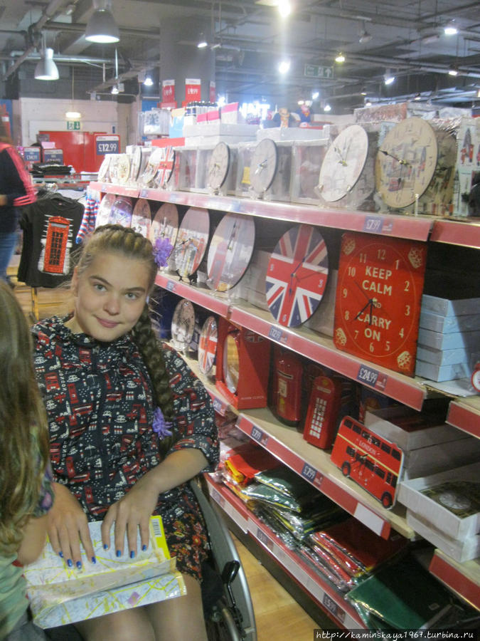 В магазине сувениров Лондон, Великобритания