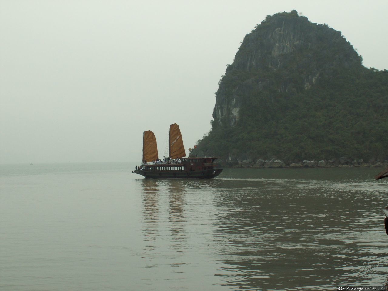 Бухта Халонг.  Корабли в бухте Халонг бухта, Вьетнам