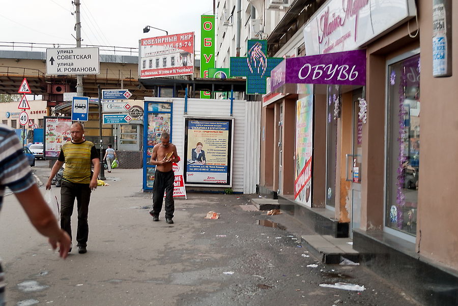 Смотрю в окно, там со мной в коалиции 
Птицы взирают на нашу милицию. 
Хмурые лица, успевшие спиться, 
Ловко в подъезде пытаются скрыться. Нижний Новгород, Россия