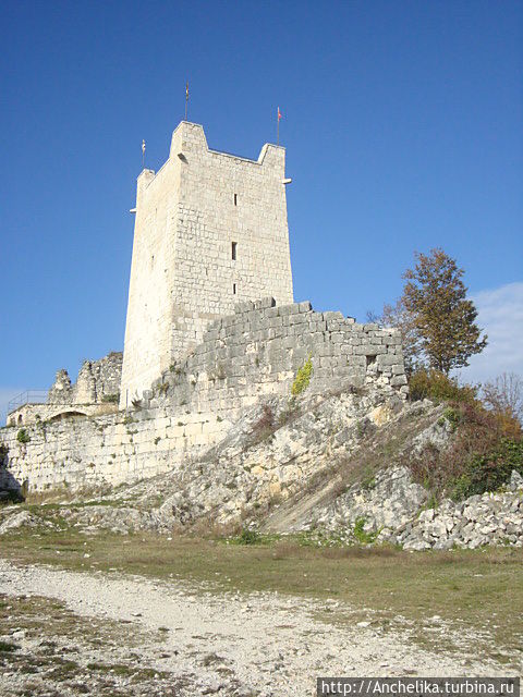 Так её обычно изображают на магнитах и открытках. Красивая.
