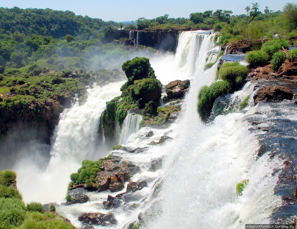 Широкий водопад в южной америке. Южная Америка водопад Iguazu. Водопад Жемчужина Южной Америки. Анхель Игуасу. Пуэрто Игуасу Аргентина.
