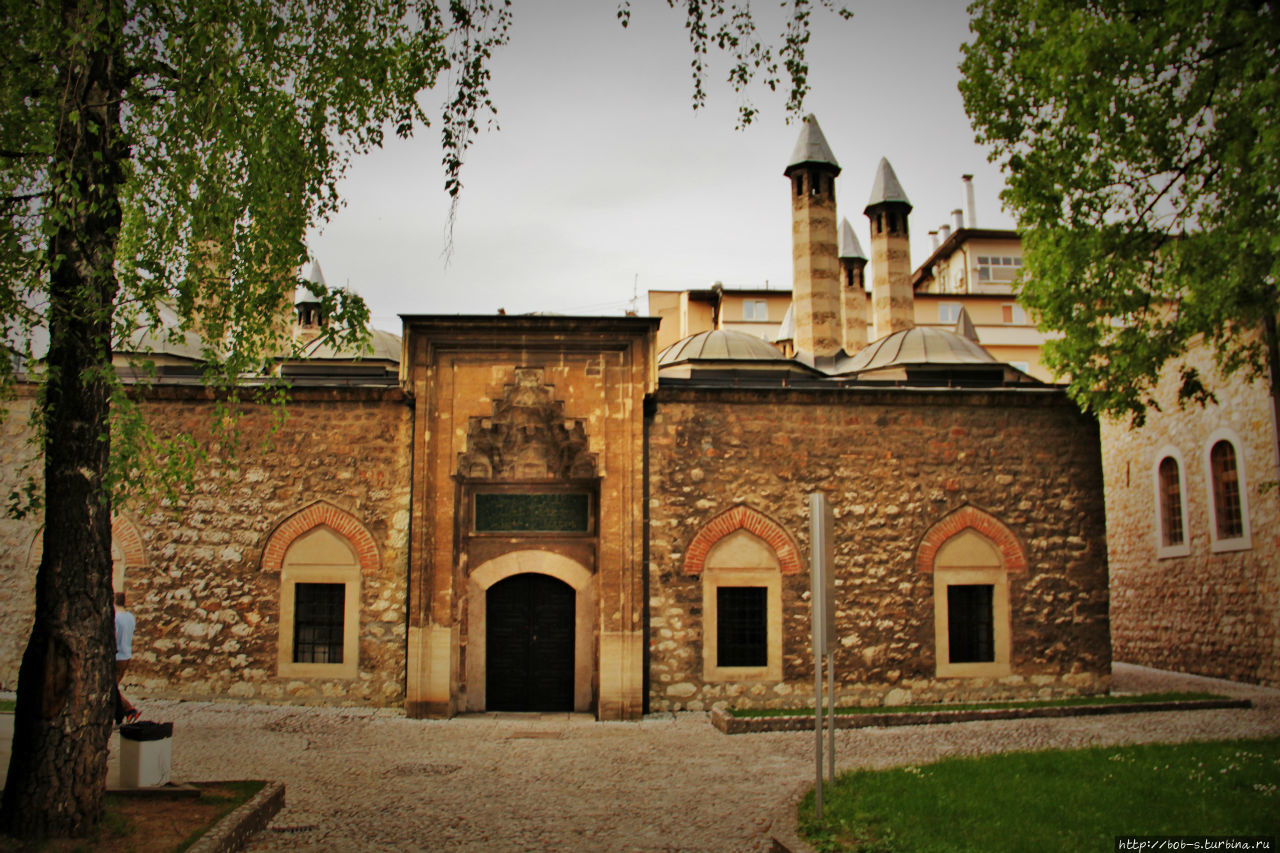 Медресе Гази Хусрев-бей — какая то крутая исламская школа. Медресе было создано в январе 1537 года по инициативе знаменитого военного стратега Боснии и Герцеговины Гази Хусрев-бея Сараево, Босния и Герцеговина