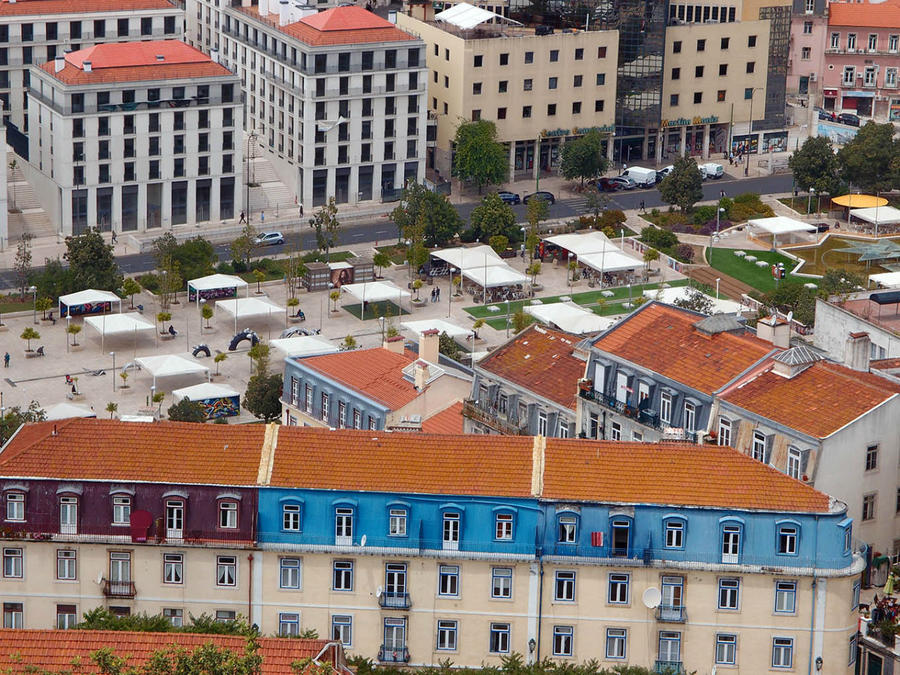 Площадь Мартим Мониц ( Martim Moniz) — бывшая рыночная площадь, ныне очень современно переоборудованная для культурной деятельности на открытом воздухе — семинаров, концертов и выставок Лиссабон, Португалия