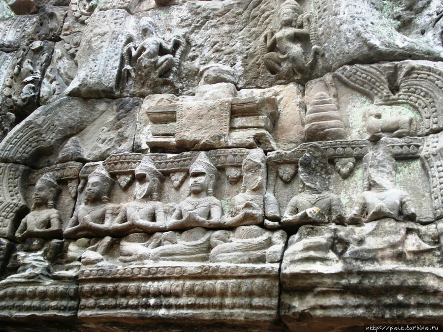 И здесь изображение Будды уничтожено. Ангкор (столица государства кхмеров), Камбоджа