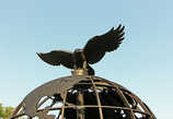 на вершине глобуса орел, очень напоминающий американский...