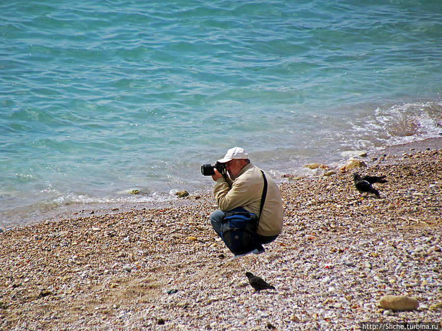 коллега, фотографирует остров Пирей, Греция